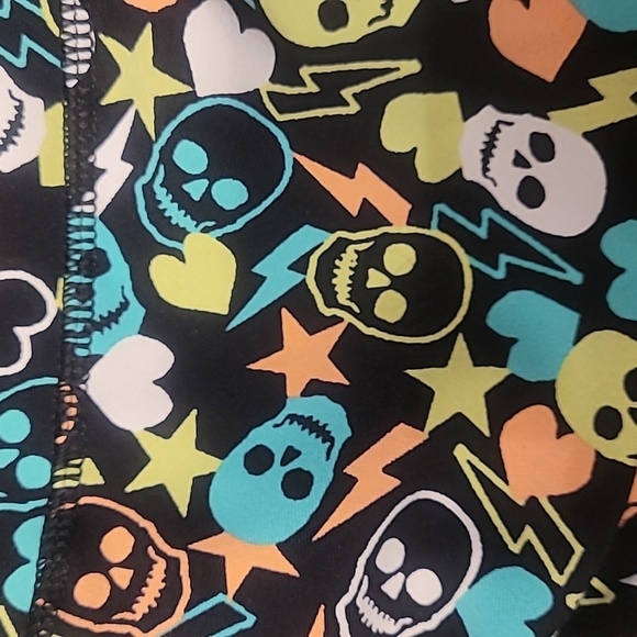 ๐ 3/$63 Torrid Neon Skull Lightning Heart Active crop Legging - Picture 2 of 3